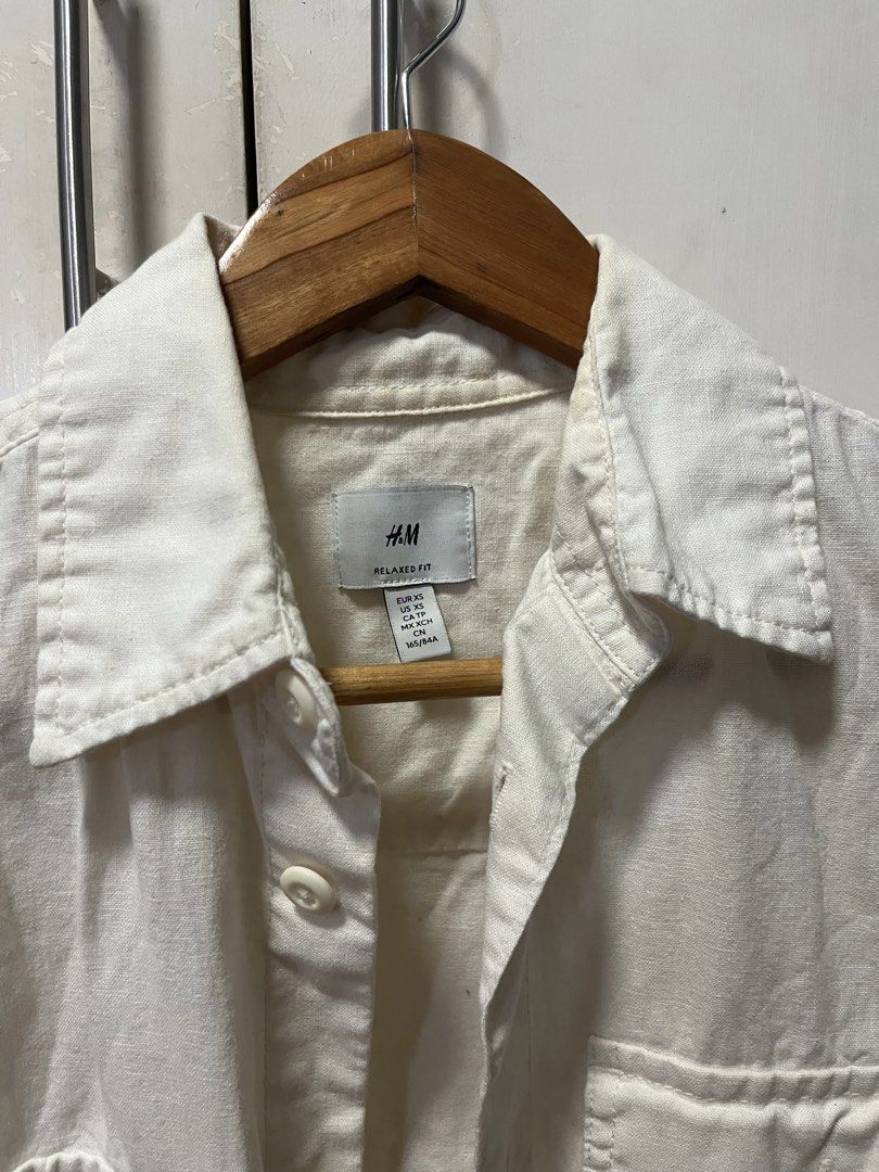 H&M Relaxed Fit Utility Polo (Category: Tshirts & Polo Shirts ) located in Manila. Submitted by jzone05 (Listing ID 1438421248, Image 2). Description: - H&M cream short-sleeved shirt - Size: XS - Features: Relaxed fit, two chest pockets, button-down closure, classic collar - Material: Lightweight fabric - Ideal for casual wear.