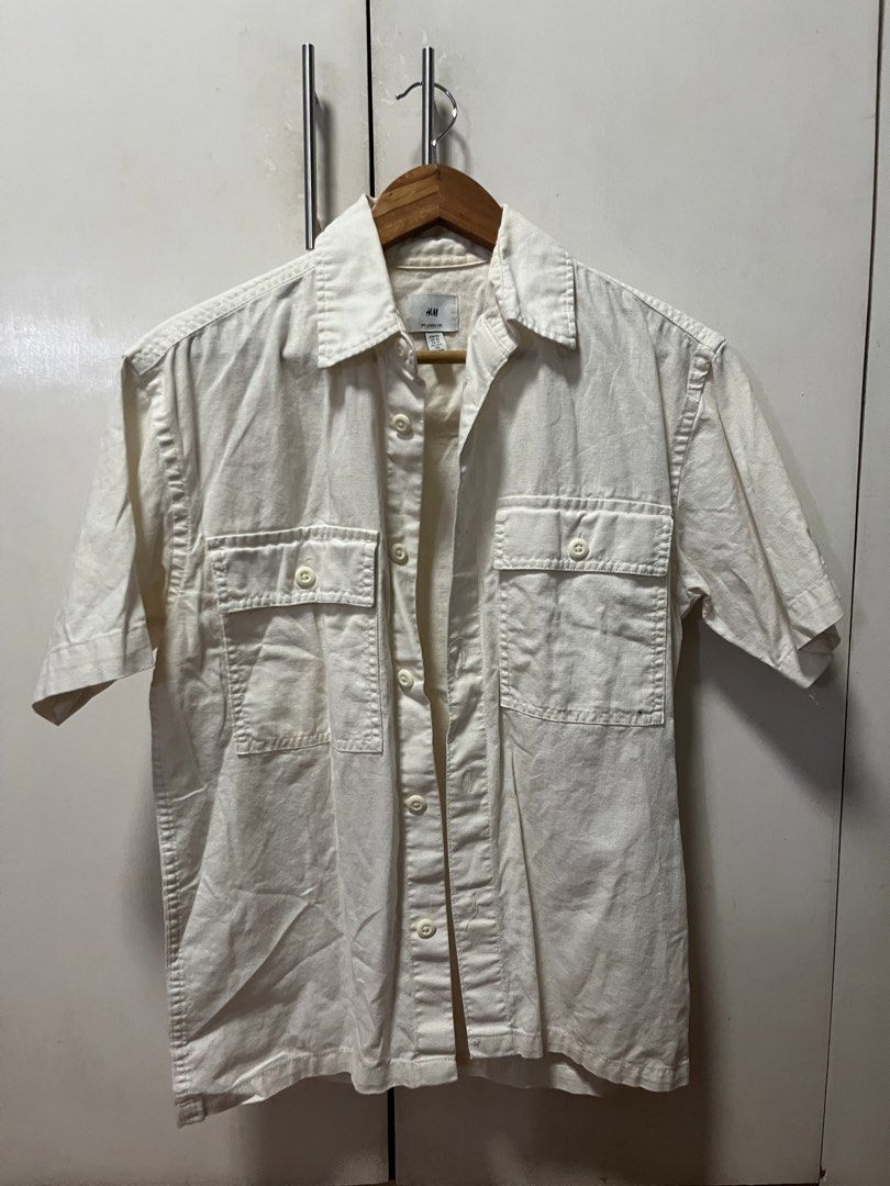 H&M Relaxed Fit Utility Polo (Category: Tshirts & Polo Shirts ) located in Manila. Submitted by jzone05 (Listing ID 1438421248, Image 1). Description: - H&M cream short-sleeved shirt - Size: XS - Features: Relaxed fit, two chest pockets, button-down closure, classic collar - Material: Lightweight fabric - Ideal for casual wear.