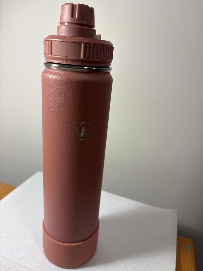 Hydration Flask Insulated Water Bottle 25oz (Category: Water Bottles & Tumblers) located in San Fernando. Submitted by sammypgirl (Listing ID 1438492186, Image 1). Description: - Keeps drinks hot for 12 hours, cold for 24 hours - 25 oz / 739 ml capacity - Leak-free design - Silicone lid grip and BPA-free lid - Double-wall design (no condensation) - Easy-drink spout - Includes a protective silicone boot.