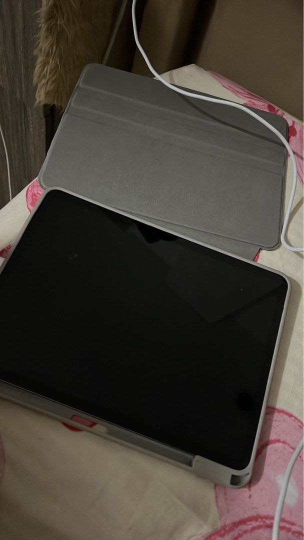 IPad Pro 11" 2nd Generation (Category: iPad) located in Manila. Submitted by jhon12_bear (Listing ID 1438311122, Image 3). Description: it has minor dents that's it, no issues inclusion comes with original box charger case .