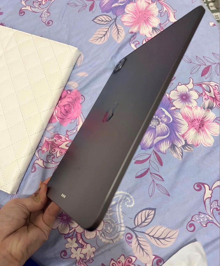 IPad Pro 11" 2nd Generation (Category: iPad) located in Manila. Submitted by jhon12_bear (Listing ID 1438311122, Image 2). Description: it has minor dents that's it, no issues inclusion comes with original box charger case .