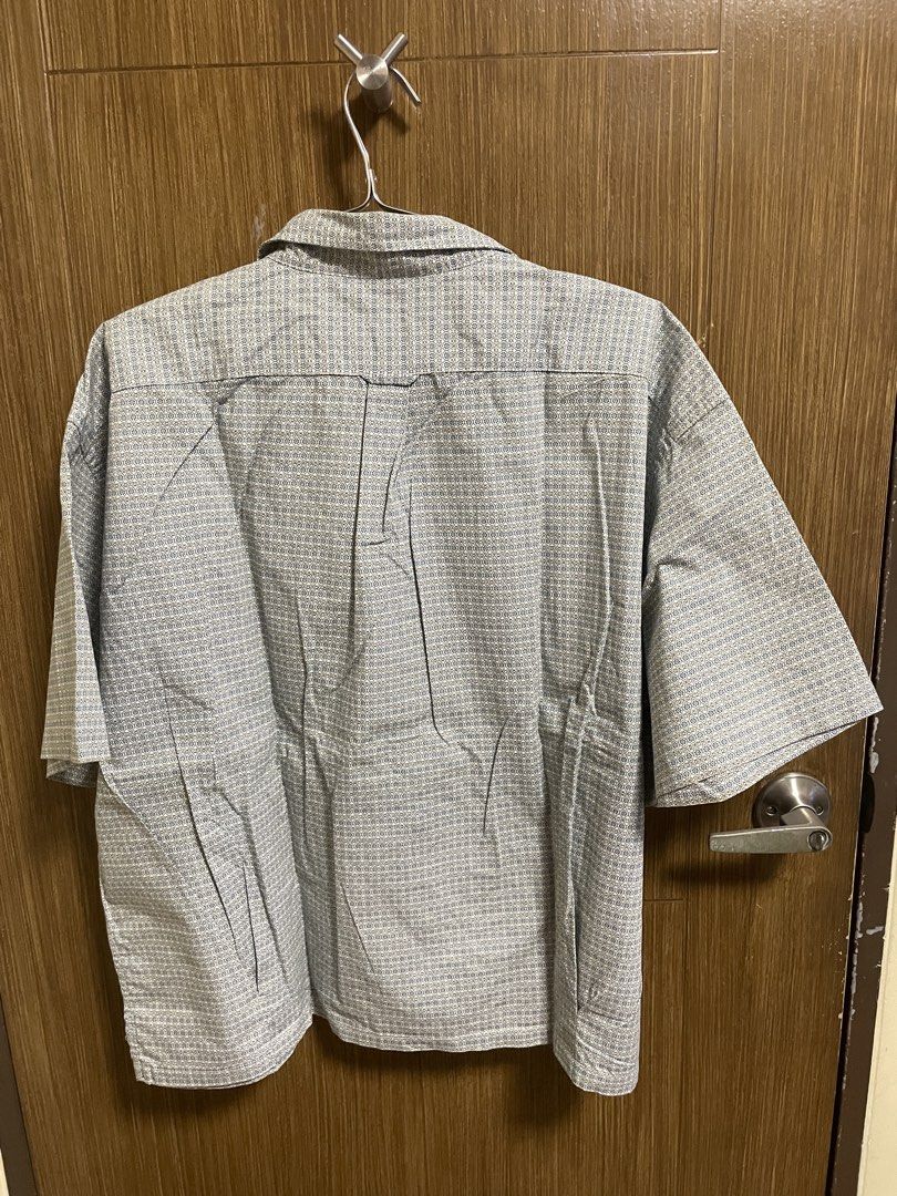 IZOD Boxy Shirt (Category: Tshirts & Polo Shirts ) located in Pasig City. Submitted by randomclothes_ (Listing ID 1438447051, Image 2). Description: - W: 27 - L: 25 - Size: XXL - Material: 100% cotton - Made in the Philippines Lalamove, GCash.