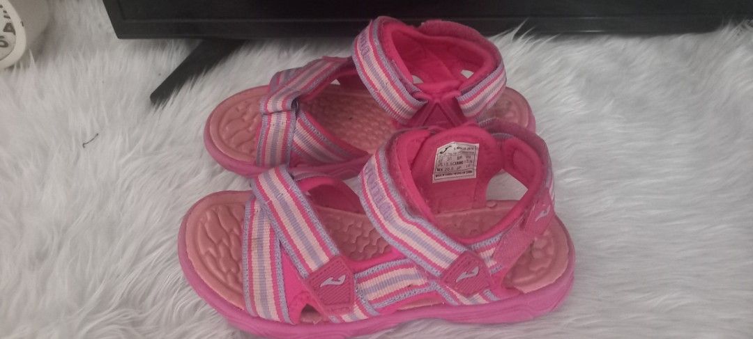 Joma Sandals C/Strappi s.wave Junior - Pink (Category: Sandals) located in Manila. Submitted by trychuckie (Listing ID 1438359280, Image 3). Description: - Pink Joma sandals for juniors - Adjustable straps for a secure fit - Textured sole for grip - Pink and white striped strap design.