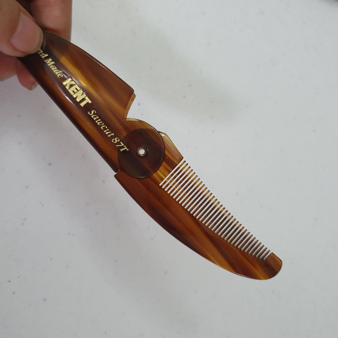 Kent Sawcut 87T Folding Mustache Comb handmade (Category: Hair) located in Paranaque City. Submitted by cobien (Listing ID 1438497240, Image 3). Description: - Kent Sawcut 87T folding comb - Brown color - Hand made - Folds neatly for storage - Compact and stylish Pocket-sized folding Moustache Comb Fine teeth glide effortlessly through moustache hair, defeating blustery days or neatening up after a workout Rounded teeth, ensuring a smooth and com