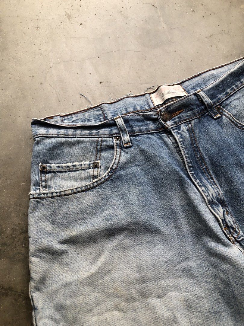 LEVIS STRAUSS DENIM SHORTS/JORTS (Category: Shorts) located in Tacurong. Submitted by akth1en (Listing ID 1438400095, Image 3). Description: ALL ITEMS ARE NEED WASH Waistline:33 ON TAG Length:22 Leg Opening:10 Issue:Distressed Condition:9/10 Color Rate:10/10.
