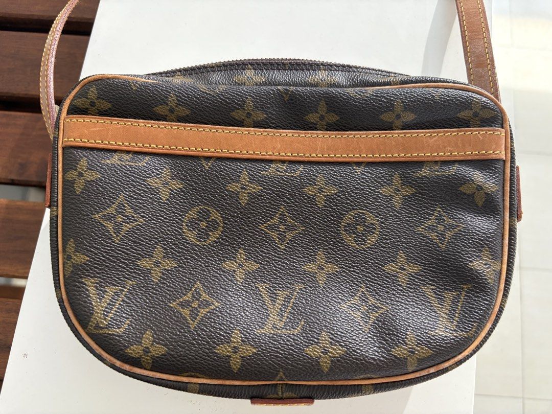 Louis Vuitton Bag (Category: Bags & Wallets) located in Singapore. Submitted by sweet_2dollar_deals4u_notrade (Listing ID 1438405456, Image 2). Description: pick from Lorong Chuan .