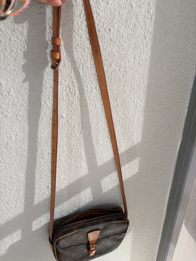 Louis Vuitton Bag (Category: Bags & Wallets) located in Singapore. Submitted by sweet_2dollar_deals4u_notrade (Listing ID 1438405456, Image 3). Description: pick from Lorong Chuan .