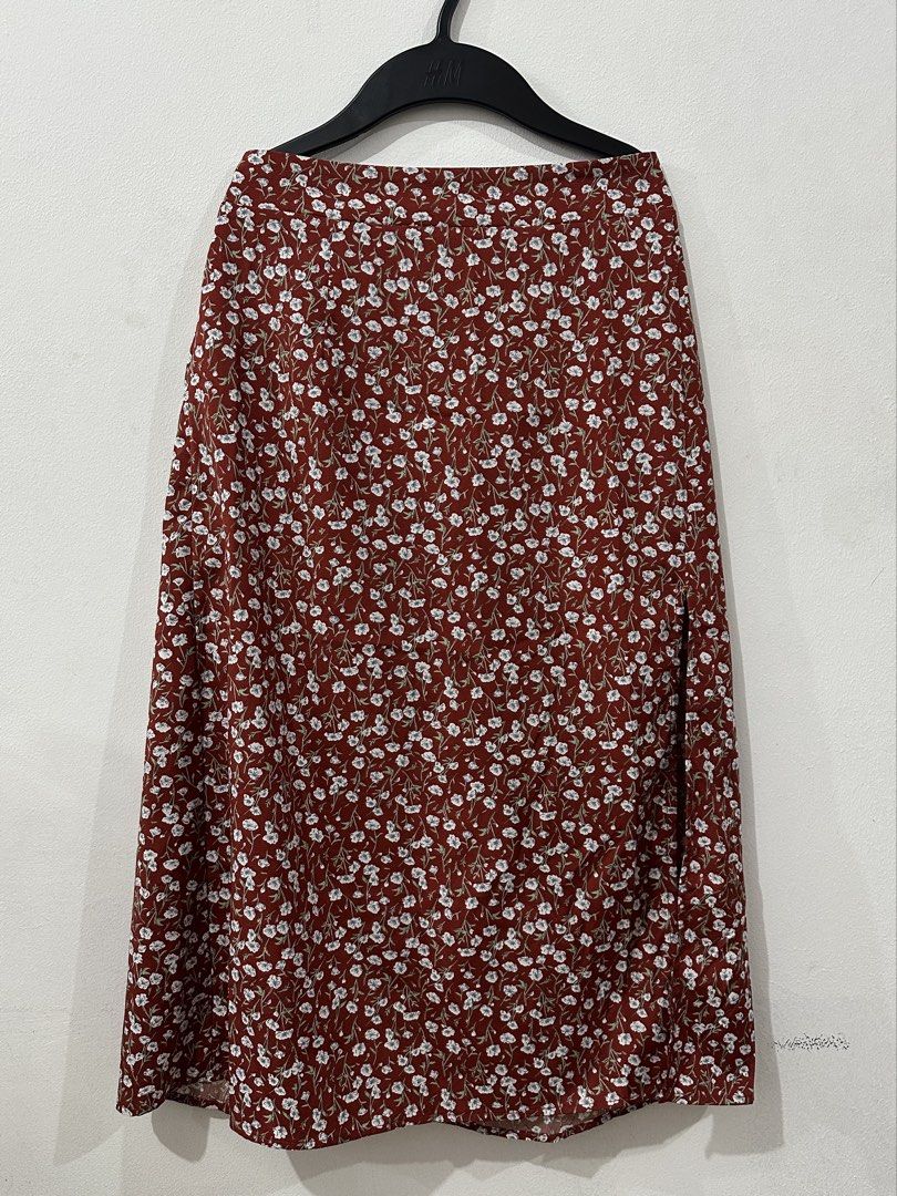 Lovito Floral Slit Skirt (Category: Skirts) located in Manila. Submitted by stuff.mnl (Listing ID 1438440135, Image 1). Description: Side zipper closure and garterized waist XL on tag but fits M-L Location: taft Delivery: j&t/lalamove.