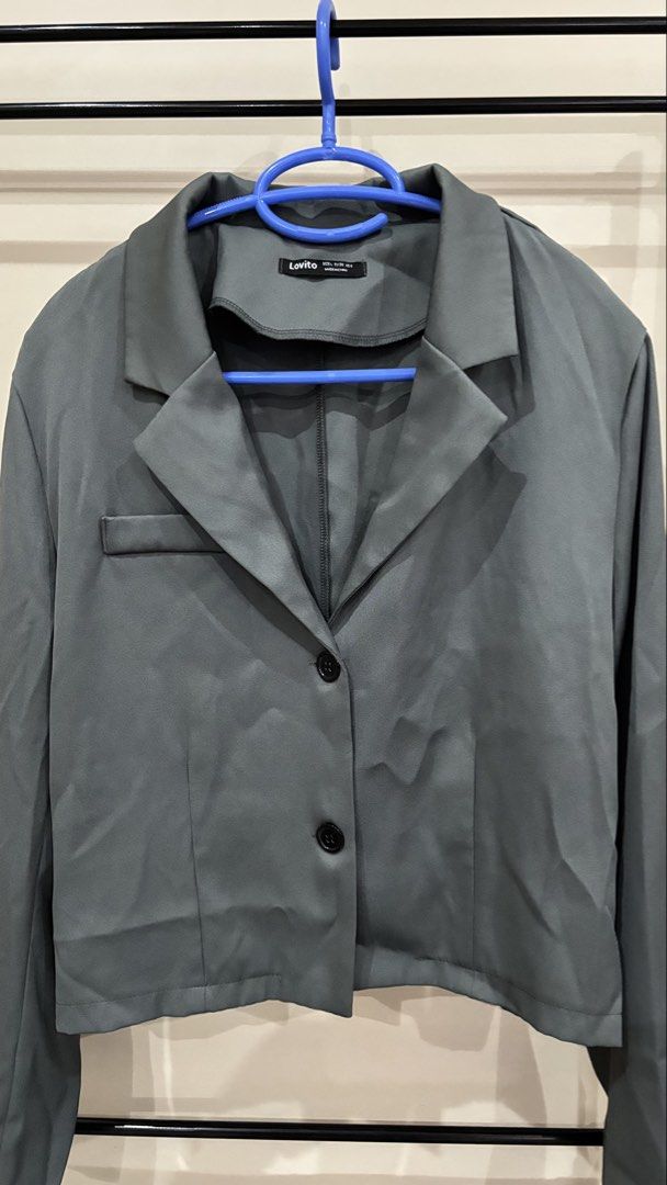 Lovito Women Casual Blazer (Category: Coats, Jackets and Outerwear) located in Los Banos. Submitted by _loopee27 (Listing ID 1438388814, Image 2). Description: - Lovito Women's Blazer - Color: Gray - Size: L - Design: Cropped - Closure: Single-button - Features: Notched lapel, chest pocket - Fabric: Smooth - Suitable for various occasions.