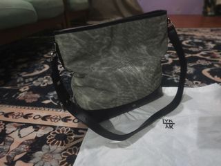 (Category: ) located in . Submitted by re-wardrobe (Listing ID 1438337466, Image 1). Description: .