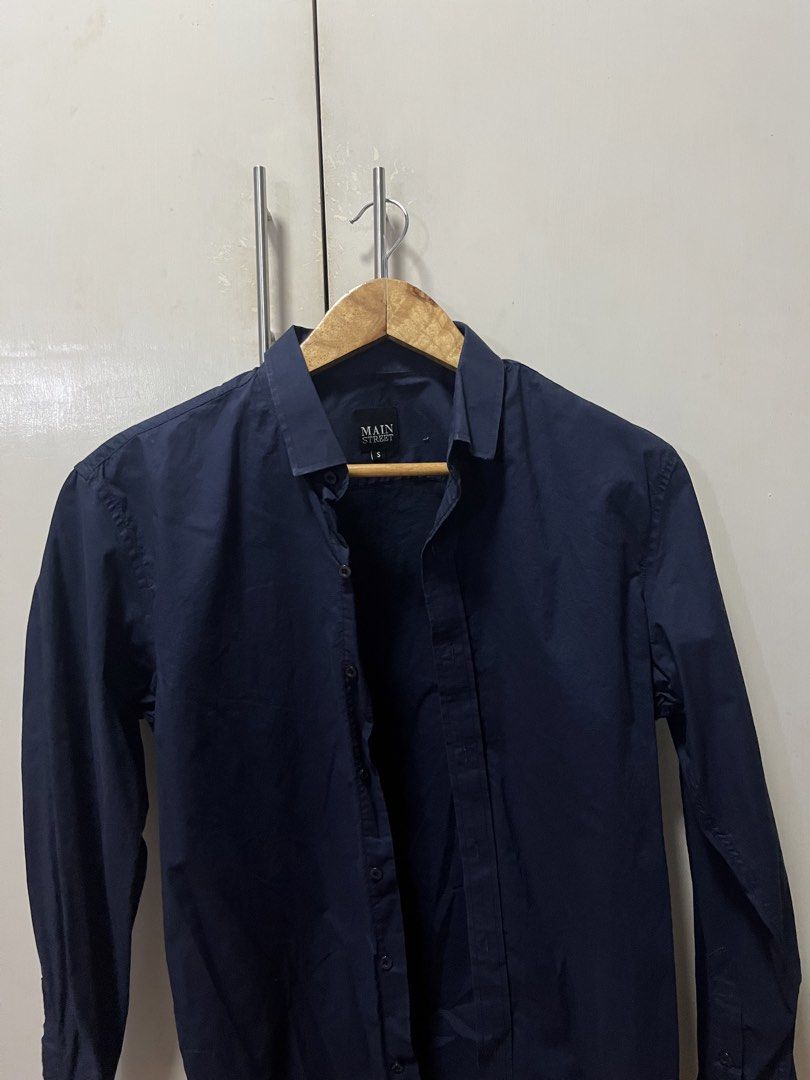 Main Street Navy Blue Long Sleeves (Category: Tshirts & Polo Shirts ) located in Manila. Submitted by jzone05 (Listing ID 1438420917, Image 3). Description: - Navy blue long-sleeved shirt - Brand: Main Street - Size: Small - Features: Button-down front, collared neckline - Material: Likely cotton, smooth fabric - Color: Solid navy blue.