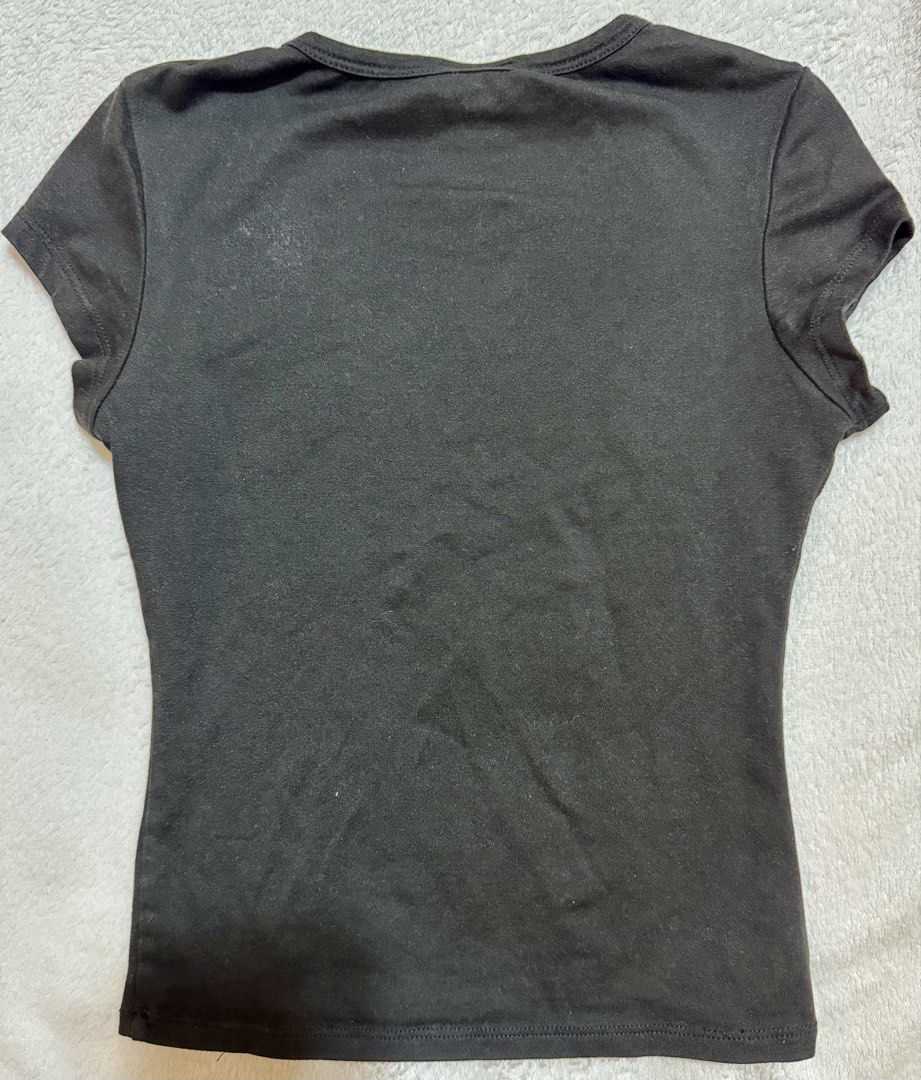 Mera Black T-shirt - Size S (Category: Shirts) located in Mandaluyong City. Submitted by toront0427 (Listing ID 1438472988, Image 2). Description: - Black Mera t-shirt - Size: S - Style: Fitted - Neckline: Crew neck - Sleeves: Short sleeves - Material: Likely a cotton blend - Made in the Philippines.
