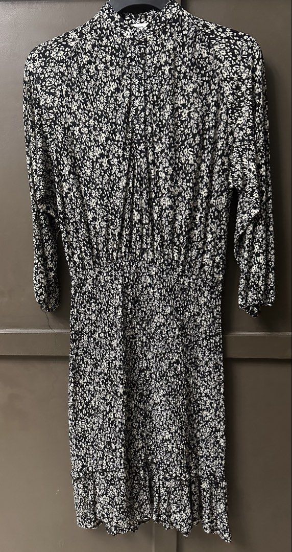 MNG Floral Dress - Size S (Category: Dresses) located in Malabon City. Submitted by igigs (Listing ID 1438457719, Image 1). Description: - MNG floral dress - Size: S - Print: Black and white floral - Features: Long sleeves, shirred waist, button-down front, ruffled hem - Made in China - Measurements: Shoulder - 16", Length - 38".