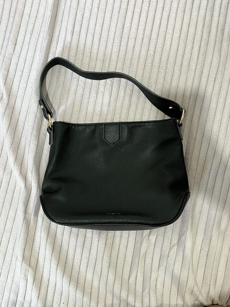 Montana West Shoulder Bag (Category: Shoulder Bags) located in Manila. Submitted by rein_on_me (Listing ID 1438401357, Image 1). Description: No issue Good as new rfs: need magbawas ng bags .