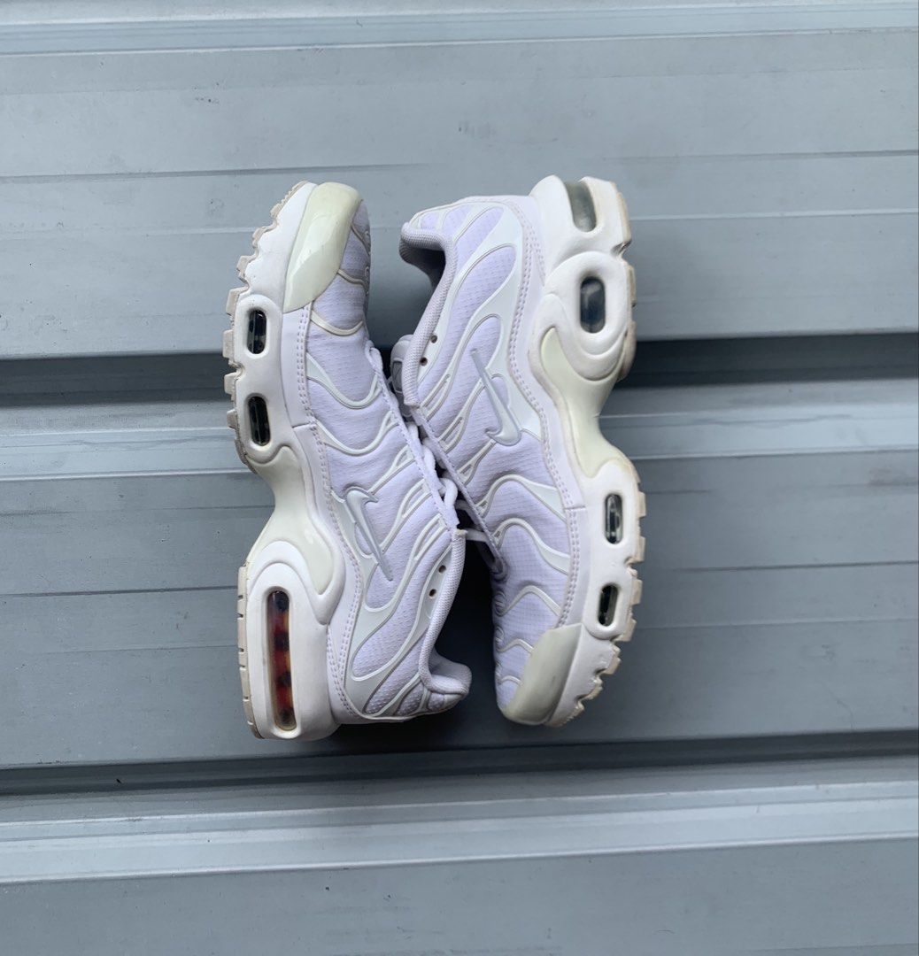 Nike Air Max Plus White Metallic Silver (GS) (Category: Sneakers) located in Marikina City. Submitted by azaero (Listing ID 1438343169, Image 2). Description: US 5Y / 6.5 Women’s / cm 23.5 / Euro 37.5 Excellent Condition no issues.