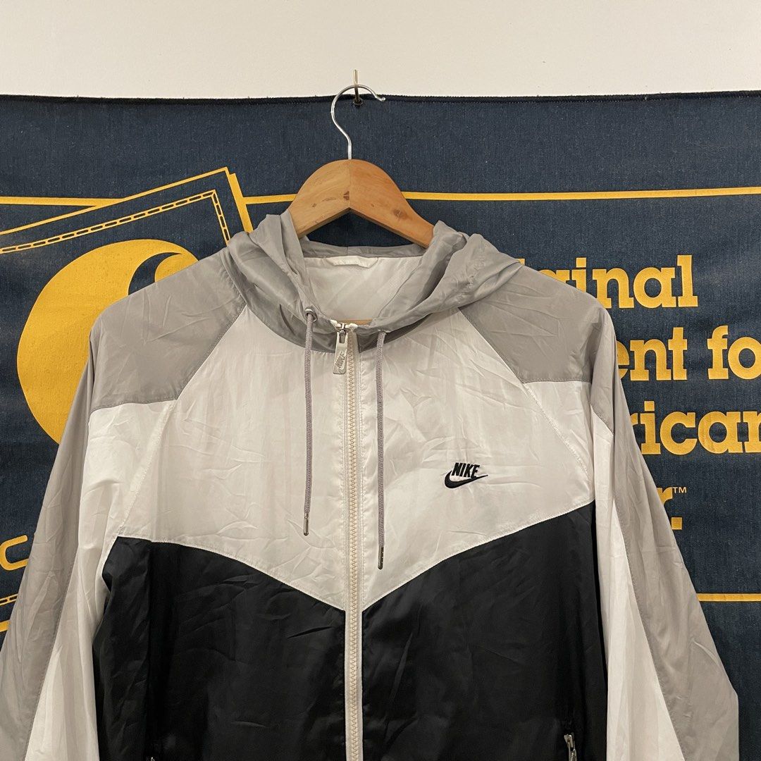 Nike Tri-Color Windbreaker Jacket (Category: Coats, Jackets and Outerwear) located in Goa. Submitted by jackedstuff (Listing ID 1438474166, Image 2). Description: No issues Large 26.5 length 22.5 width.