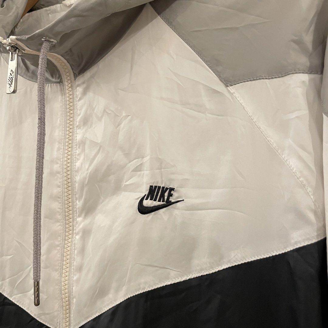 Nike Tri-Color Windbreaker Jacket (Category: Coats, Jackets and Outerwear) located in Goa. Submitted by jackedstuff (Listing ID 1438474166, Image 3). Description: No issues Large 26.5 length 22.5 width.