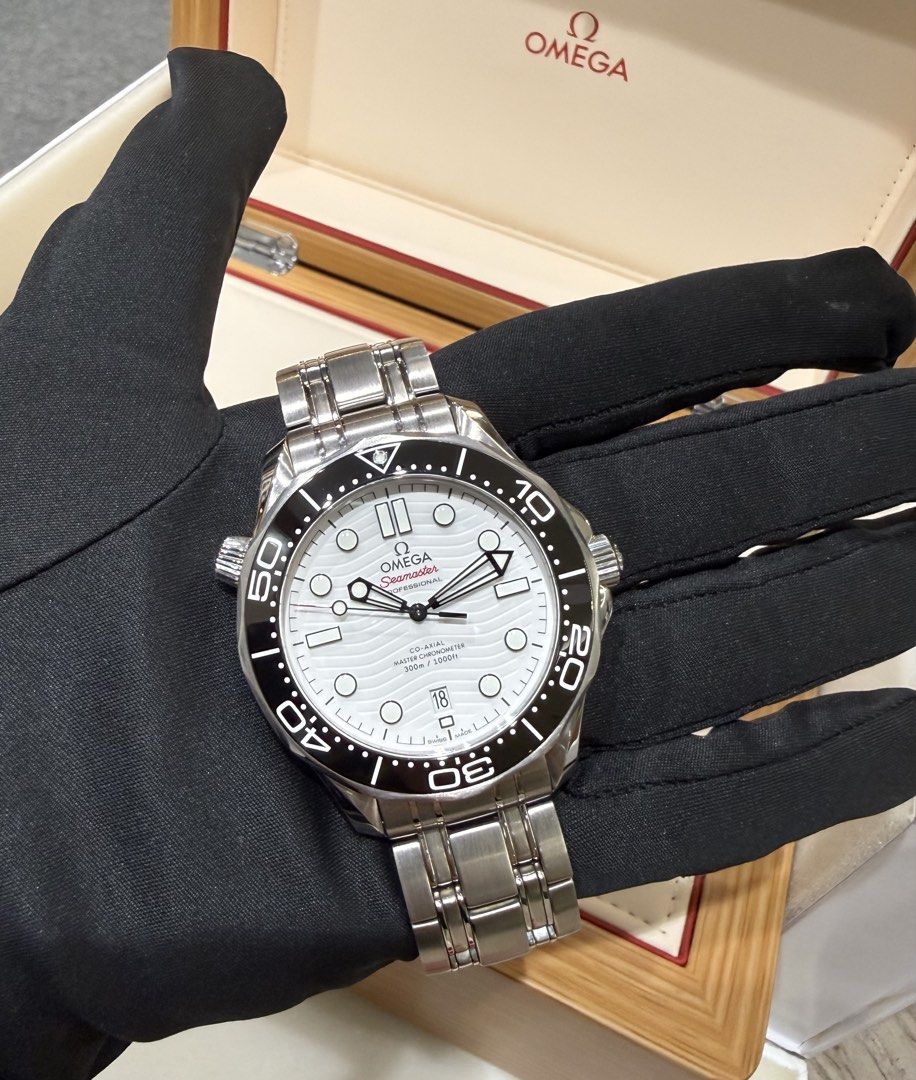 Omega Seamaster Diver 300M White Dial (Category: Luxury Watches) located in Makati City. Submitted by itsyourwatches (Listing ID 1438324748, Image 2). Description: - Omega Seamaster Diver 300M - 210.30.42.20.004.001 - Automatic - white dial - year 2023 - complete box and papers .