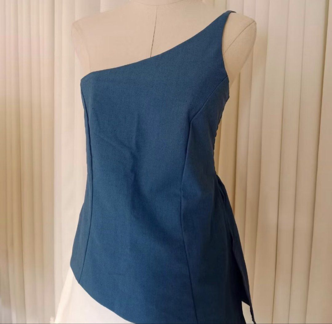 Venus Linen Top - Denim Blue (Category: Sleeveless) located in Quezon City. Submitted by sage.ph (Listing ID 1438429546, Image 1). Description: - Available in blue and white - Brand new, washed only - Stretchable back - L-XL frames.