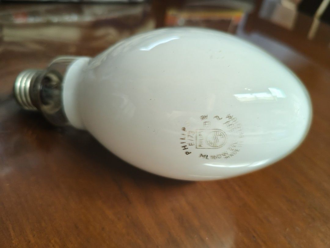 Philips 250W and 160W Light Bulb (Category: Lighting) located in Quezon City. Submitted by j.c.declutter (Listing ID 1438316264, Image 3). Description: - Philips 250W light bulb 1pc available = 75 pesos each - Philips 160W light bulb 4pcs available = 35 pesos each 200 pesos take all - Frosted glass exterior - Standard screw-in base - Designed for high-intensity lighting - Provides bright and efficient illumination - Features the Philips logo and 