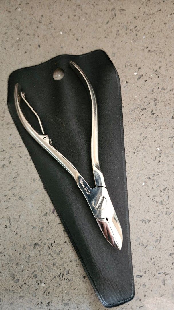 Professional Nail Clipper (Category: Hands & Nails) located in Alfonso. Submitted by jbcamet (Listing ID 1438500997, Image 1). Description: - Professional nail clipper - Made of stainless steel - Curved design for precise trimming - Includes a protective black case - Sleek and minimalist case design.