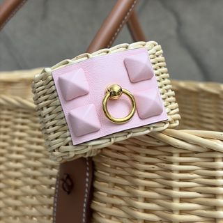 (Category: ) located in . Submitted by so_luxurious (Listing ID 1438317693, Image 1). Description: .