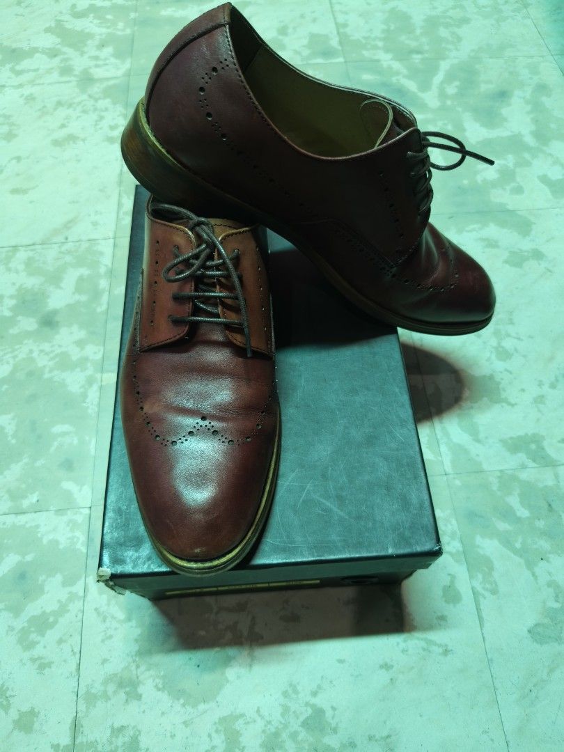 Sergio Black Label Leather Shoes (Category: Dress Shoes) located in Manila. Submitted by angeluscis (Listing ID 1438332210, Image 1). Description: Nastock na lang. Need lang kulayan para maging mukhang bago ulit. Good condition. Hindi para sa wide feet. Can fit sizes up to 28cm..