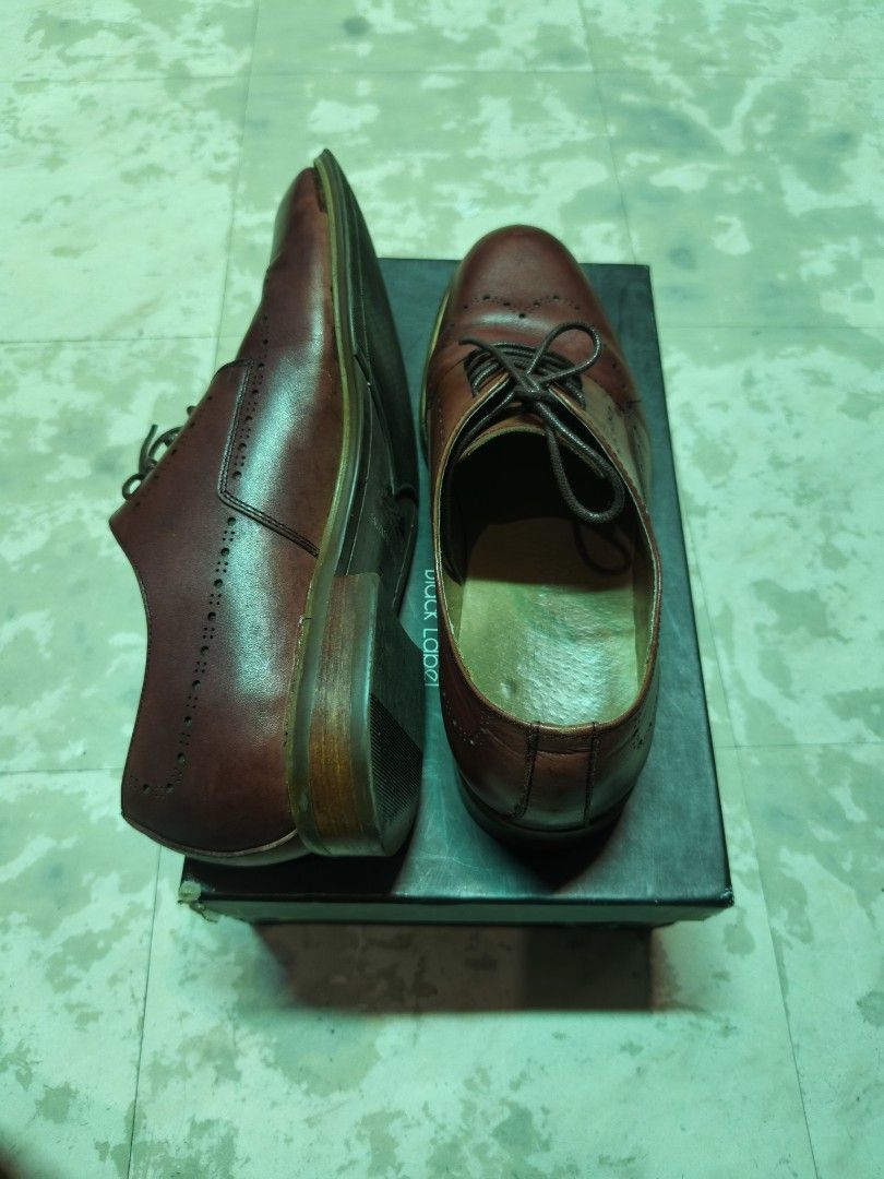 Sergio Black Label Leather Shoes (Category: Dress Shoes) located in Manila. Submitted by angeluscis (Listing ID 1438332210, Image 3). Description: Nastock na lang. Need lang kulayan para maging mukhang bago ulit. Good condition. Hindi para sa wide feet. Can fit sizes up to 28cm..