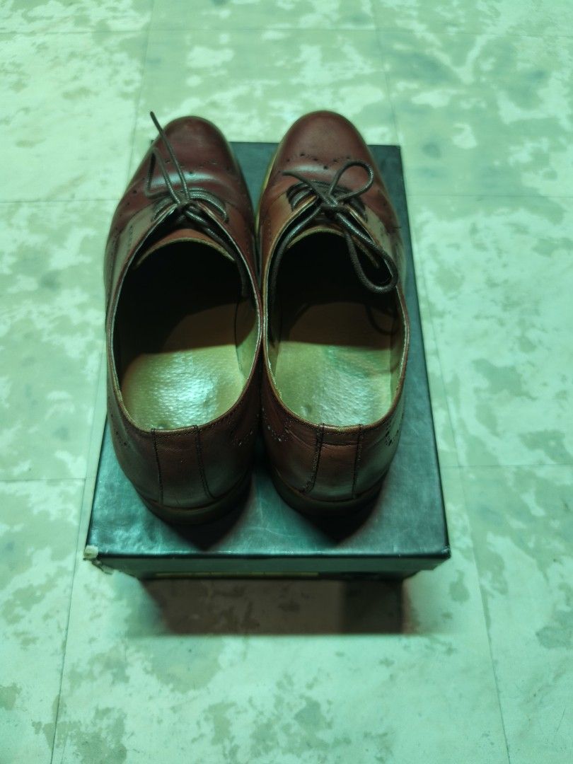 Sergio Black Label Leather Shoes (Category: Dress Shoes) located in Manila. Submitted by angeluscis (Listing ID 1438332210, Image 2). Description: Nastock na lang. Need lang kulayan para maging mukhang bago ulit. Good condition. Hindi para sa wide feet. Can fit sizes up to 28cm..