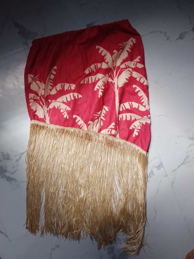 Shein Red Banana Leaf Print Skirt (Category: Skirts) located in Manila. Submitted by riahnne (Listing ID 1438360884, Image 2). Description: - Shein skirt - Hawaiian skirt - Red fabric with white banana leaf print - Size: M (EU 38, US 6) - Features a fringed hem - Made in China.