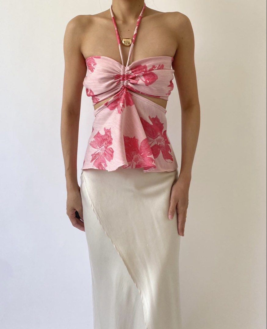 ShopFlorice Floral Halter Top (Category: Sleeveless) located in Taguig. Submitted by 305inthemorning (Listing ID 1438479880, Image 1). Description: - RFS: Never used, doesn’t suit me as much - Bought for 980 - Most fave Florice ruched cut out floral halter top S: B: 32-33 W: 26-28 - Halter neck design - Cutout back - Pink floral pattern - Tie closure at the back - Strapless - Ruched back detail - Stylish summer top.