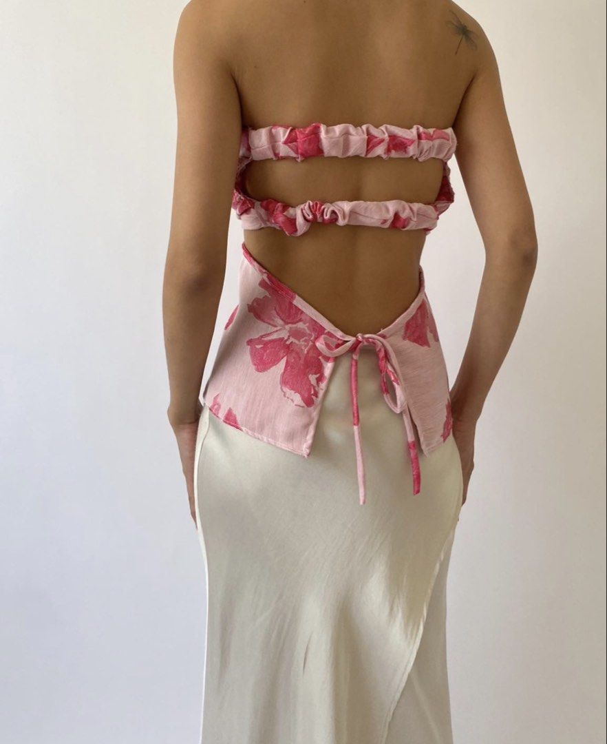 ShopFlorice Floral Halter Top (Category: Sleeveless) located in Taguig. Submitted by 305inthemorning (Listing ID 1438479880, Image 2). Description: - RFS: Never used, doesn’t suit me as much - Bought for 980 - Most fave Florice ruched cut out floral halter top S: B: 32-33 W: 26-28 - Halter neck design - Cutout back - Pink floral pattern - Tie closure at the back - Strapless - Ruched back detail - Stylish summer top.