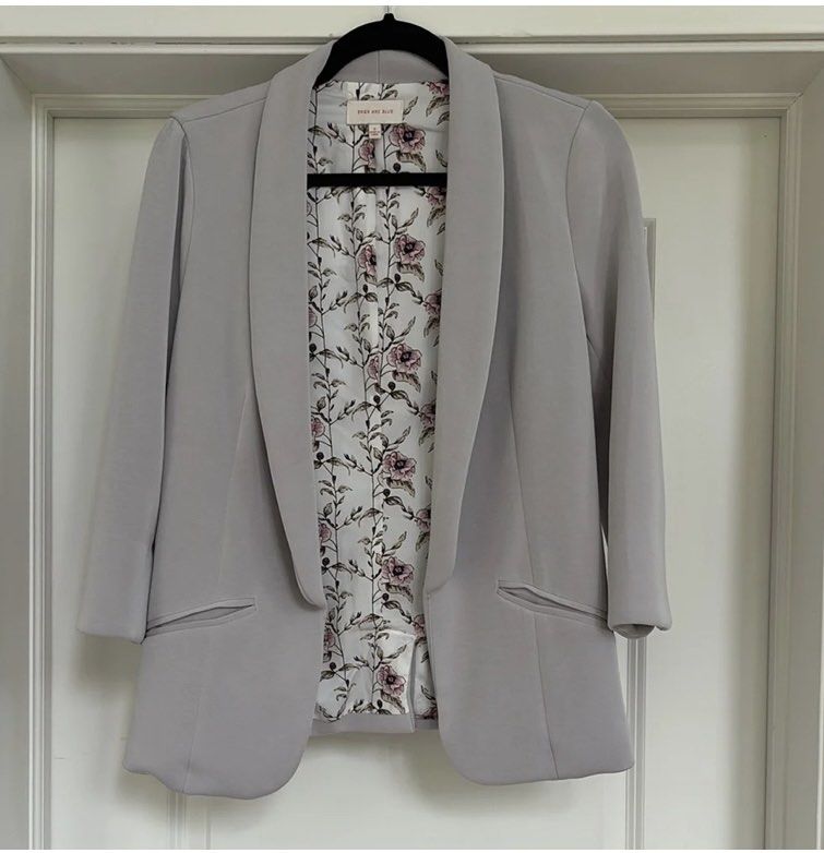 🔥Sale! Skies Are Blue Light Gray Soft Modal Open Front Blazer Large (Category: Coats, Jackets and Outerwear) located in San Pablo. Submitted by restoredchic (Listing ID 1438449775, Image 1). Description: Skies Are Blue Gray Stretchable 3/4 Blazer Large . It features a distinctive open-front design with a soft shawl collar, angled welt front pockets, and a colorful floral-printed interior lining. Cleaned and Sanitised Great condition, No flaws Ke