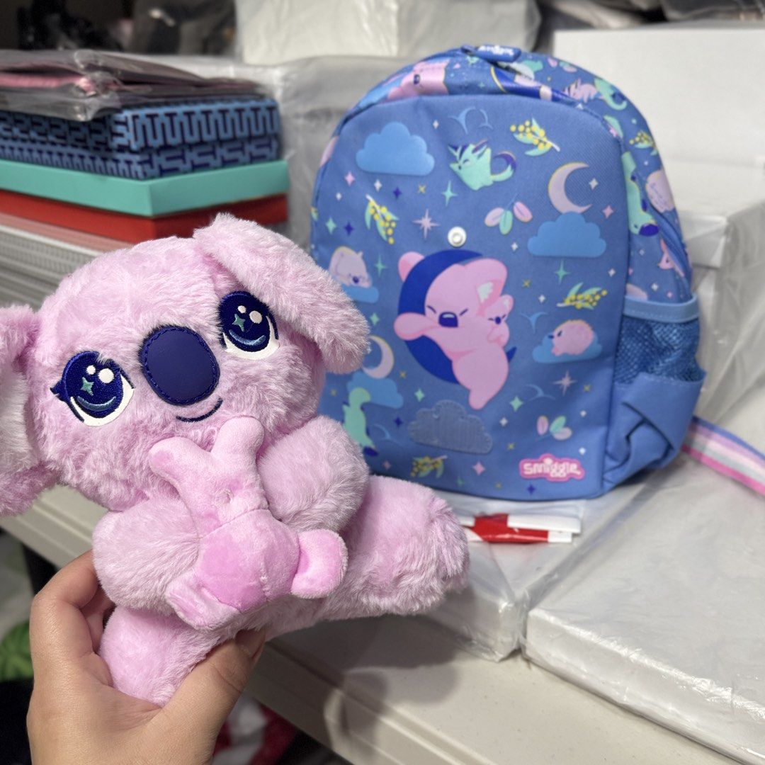 Smiggle Plush Teeny Tiny Backpack (Category: Babies & Kids Fashion) located in Bulacan. Submitted by mykakarizza (Listing ID 1438433176, Image 2). Description: NEW!!✨✨ ₱950 only Smiggle Plush Teeny Tiny Backpack (Removable plushy) Dimensions: 26x10x21cm With Smiggle Plastic Bag 📸 Actual pics! 🙋🏻‍♀️ ─── ✦ ─── ✦ ─── ✦ ─── ✦ ─── 🛍️ LOOKING FOR MORE RESELLERS 🛍️ ✨ Buy 3 pcs of ANY items — FREE SHIPPING NA!🚚 ✨ Buy 10 items → FREE SF + ₱50 OFF EA