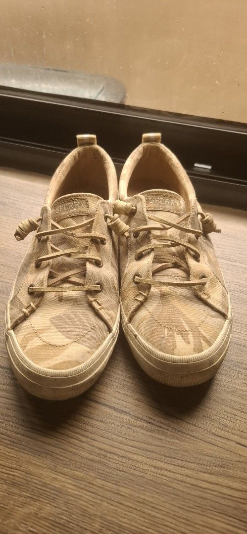 Sperry Women's Sneakers (Category: Sneakers) located in Real. Submitted by amoynk (Listing ID 1438307431, Image 1). Description: - Sperry sneakers - Women's size 7M - Beige floral pattern - Textile upper - Minimal signs of wear - Clean soles - Intact laces - Ideal for everyday wear.