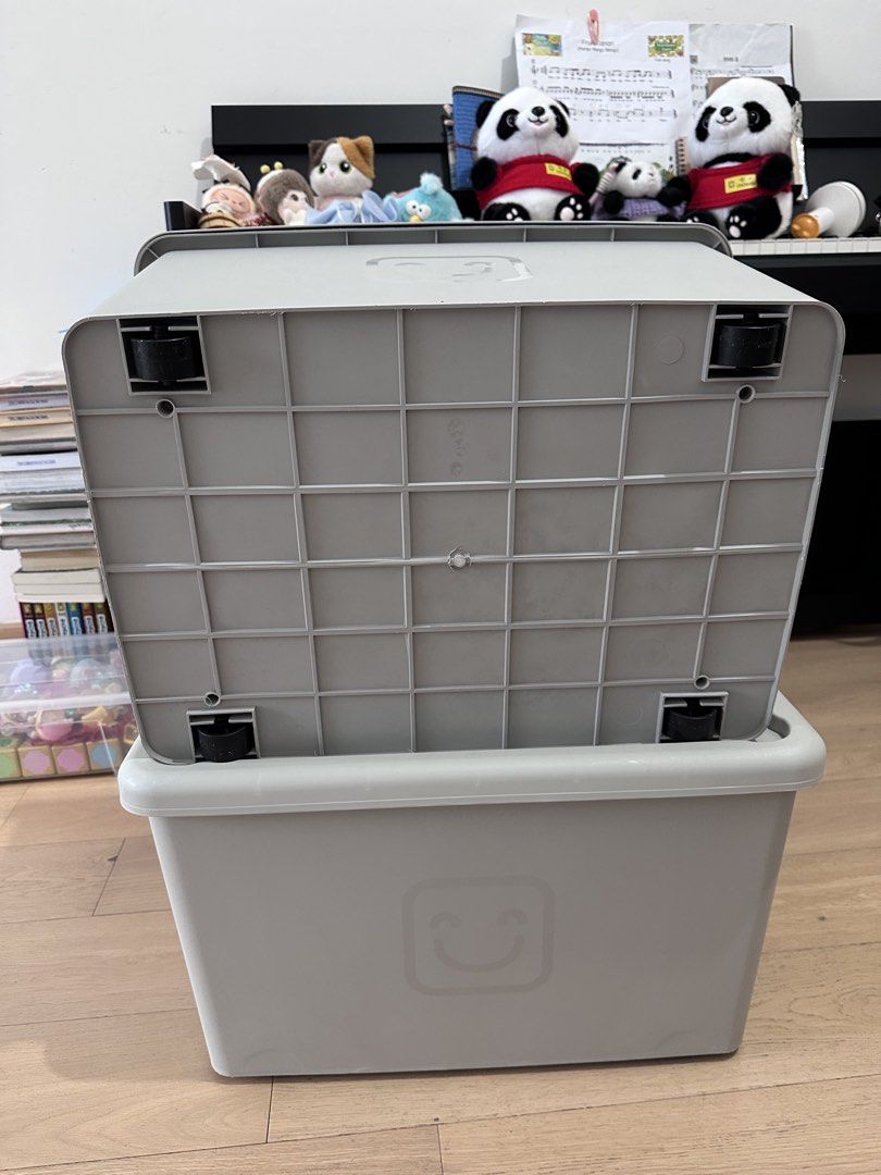 Stackable Storage Box with Wheels （分類：收納箱及袋）位於 Hong Kong。 由 JessicaH83 提交（商品編號 1438407677，圖片 2）。簡介： Moving Storage Boxes These boxes are from Korea Sturdy and easily moving 100HKD per Each。