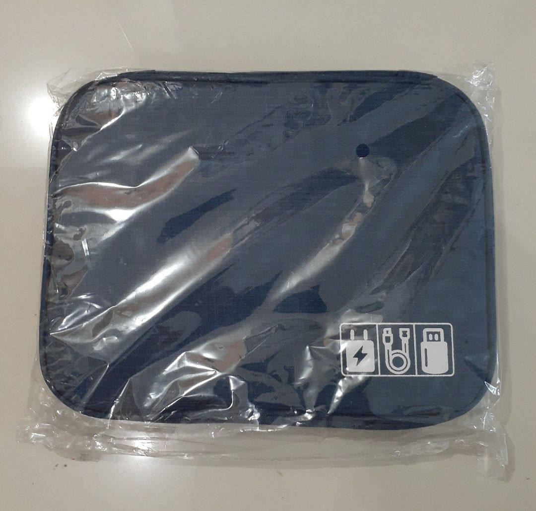 Travel Digital pouch (Category: Luxury Bags & Wallets) located in Manila. Submitted by comercio (Listing ID 1438362059, Image 1). Description: - Travel digital bag for tech essentials - Features multiple compartments for cables, chargers, and accessories - Blue color - Includes a handle for easy carrying - Keeps electronics safe and organized - Made of durable material.