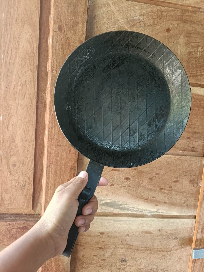Turk bended pan (Category: Cookware & Accessories) located in Batangas. Submitted by JuvelPaelmo (Listing ID 1438333532, Image 1). Description: - Thick carbon steel pan - Diamond pattern cooking surface - Durable metal material - Round shape - Long handle for easy use - Suitable for various cooking needs -Rare and collectible item.