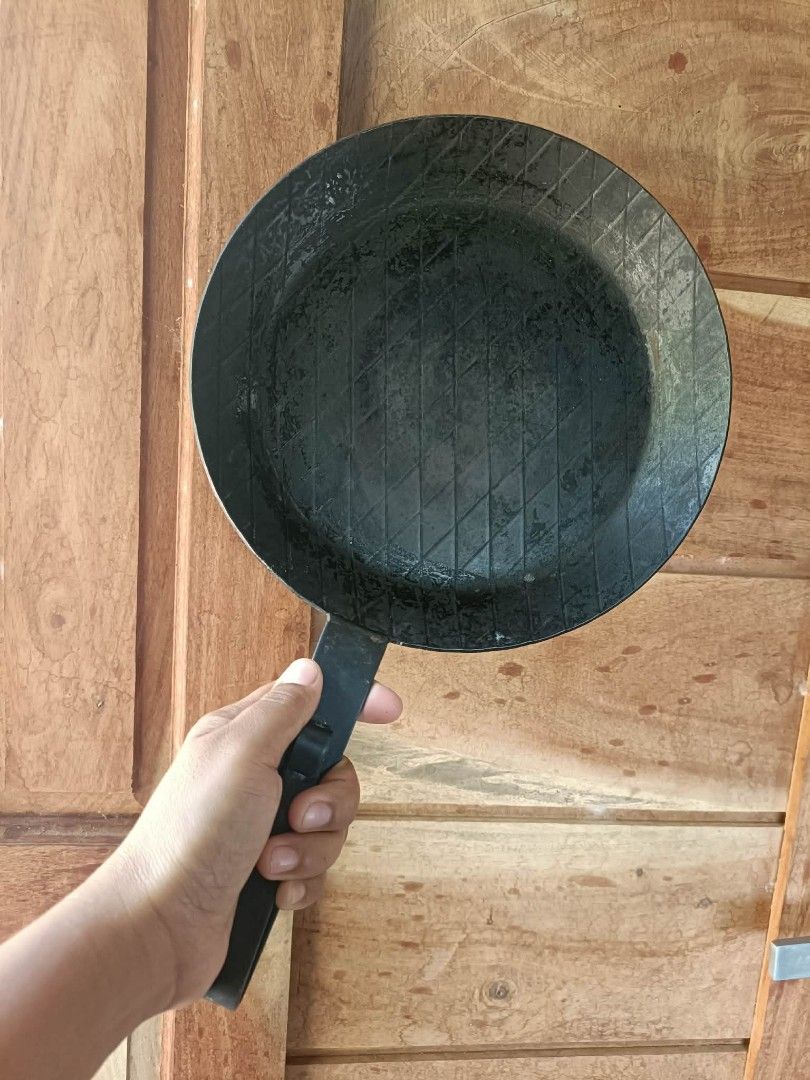 Turk bended pan (Category: Cookware & Accessories) located in Batangas. Submitted by JuvelPaelmo (Listing ID 1438333532, Image 2). Description: - Thick carbon steel pan - Diamond pattern cooking surface - Durable metal material - Round shape - Long handle for easy use - Suitable for various cooking needs -Rare and collectible item.