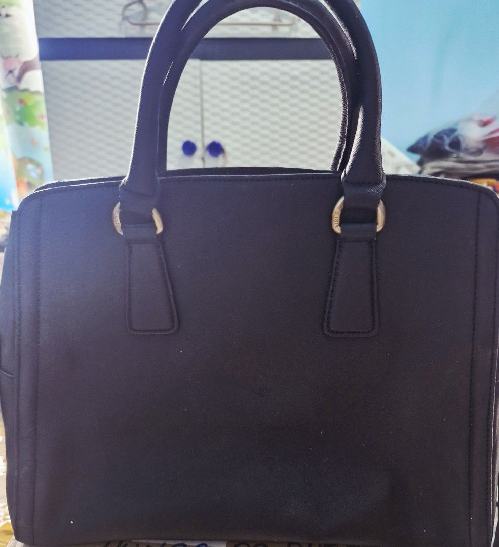 Two-Way Satchel Bag (Category: Shoulder Bags) located in Pasay City. Submitted by fortuneflow888 (Listing ID 1438375805, Image 3). Description: Sisley Saffiano Leather Two-Way Satchel Bag for SALE!!! Color: Black Price: P2800 only + sf.