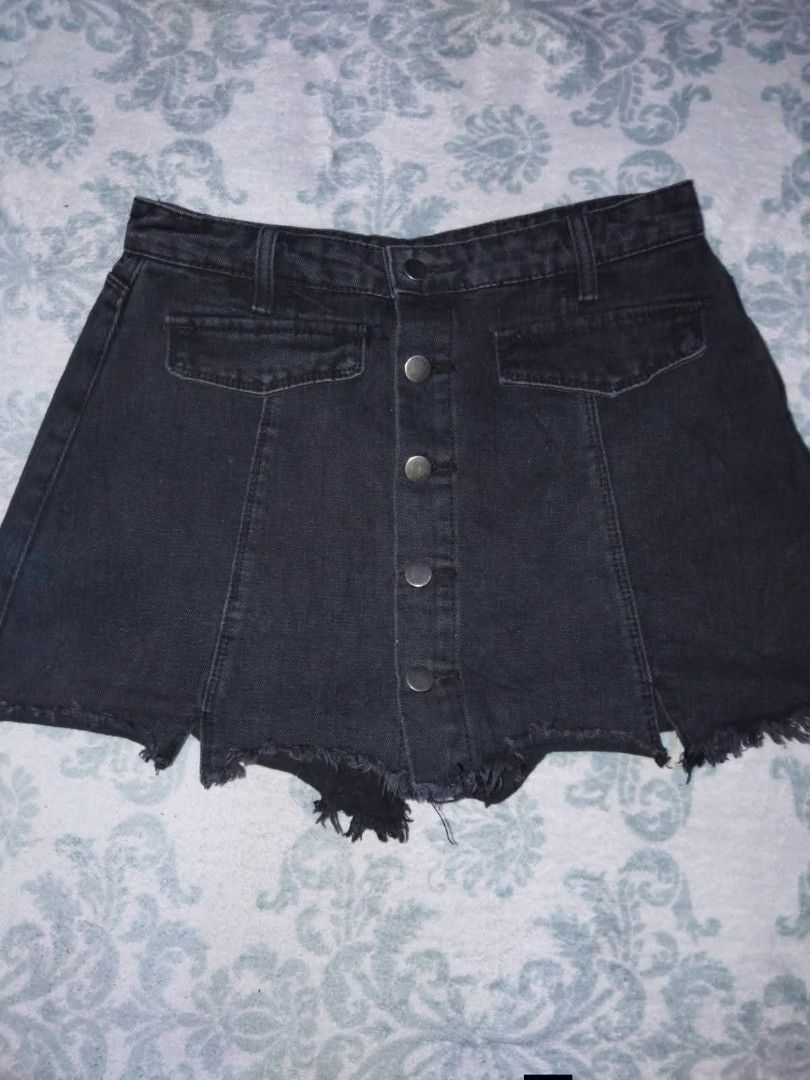 Ukay Shorts for Women Bale (Category: Shorts) located in Manila. Submitted by princee08 (Listing ID 1438483796, Image 2). Description: For SALE Ukay Shorts/Skorts for Women Mixed of Highwaist and Midwaist 130 more or less These are ukay, pls manage ur expectations P1500 only Pics posted are included LOC: Manila PM if interested.
