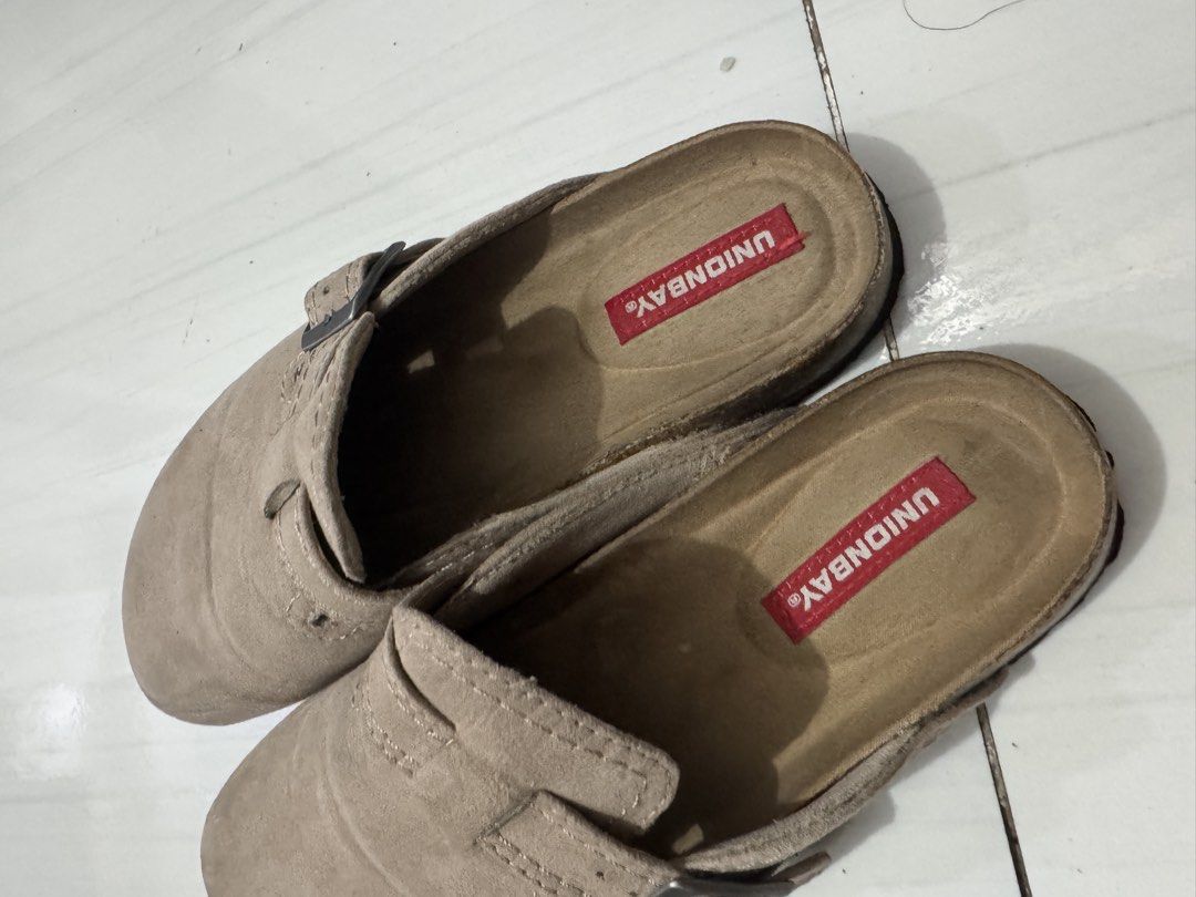Unionbay Clogs (Category: Slippers & Slides) located in Taguig. Submitted by bncdnc (Listing ID 1438401689, Image 2). Description: - Unionbay clogs - Neutral beige color - Buckle detail - Cushioned insole for comfort - Brand name visible on insole - Perfect for casual wear.