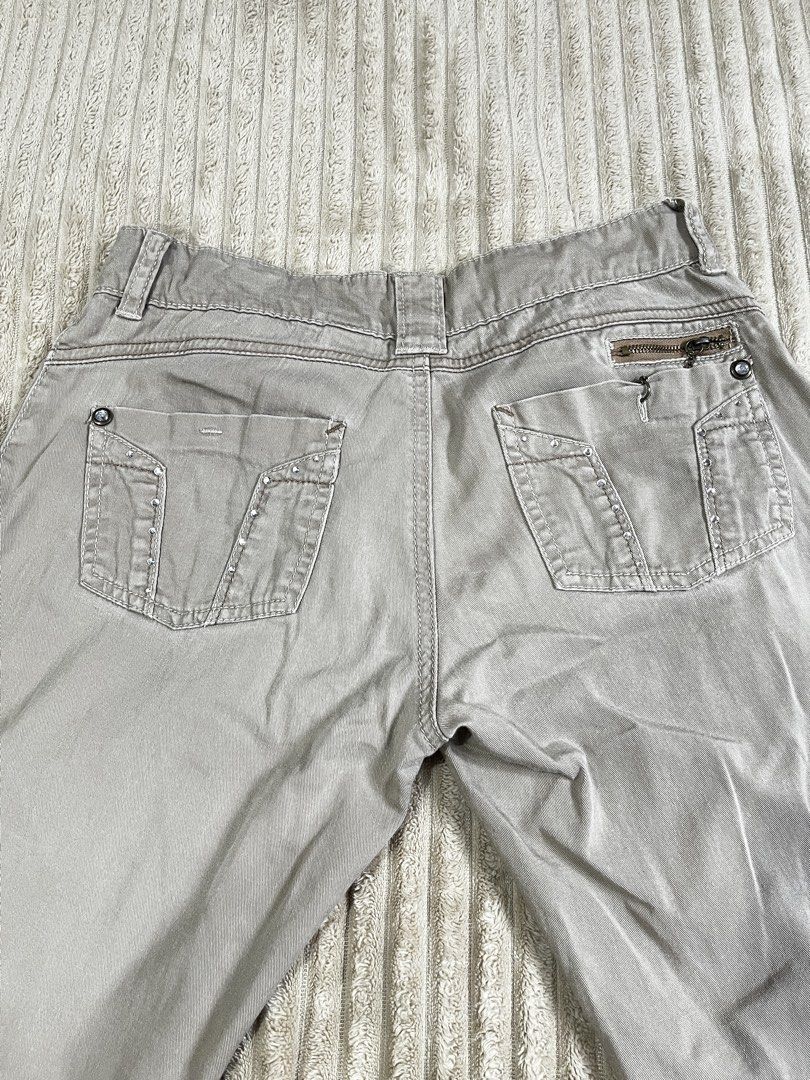 Unionbay Low Waist Flared Pants (Category: Jeans) located in Manila. Submitted by kerlythreads (Listing ID 1438380892, Image 3). Description: - size 30 - adjustable waist band - 36 inch length - 11 inch leg opening - signs of usage.