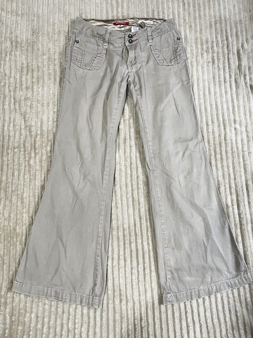 Unionbay Low Waist Flared Pants (Category: Jeans) located in Manila. Submitted by kerlythreads (Listing ID 1438380892, Image 1). Description: - size 30 - adjustable waist band - 36 inch length - 11 inch leg opening - signs of usage.