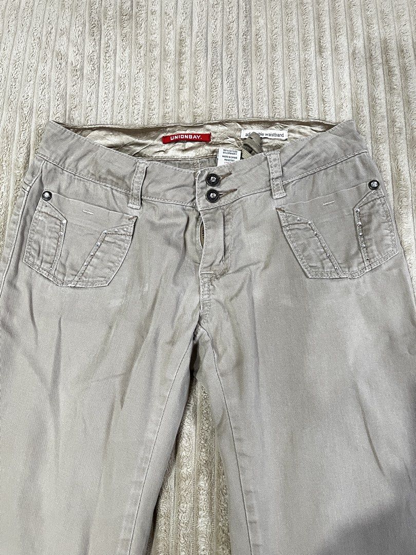 Unionbay Low Waist Flared Pants (Category: Jeans) located in Manila. Submitted by kerlythreads (Listing ID 1438380892, Image 2). Description: - size 30 - adjustable waist band - 36 inch length - 11 inch leg opening - signs of usage.
