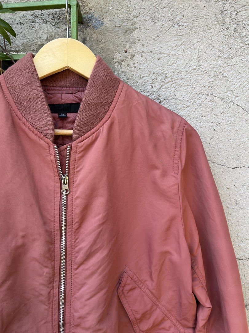 Uniqlo Cropped Bomber Jacket (Heavy Weight) (Category: Coats, Jackets and Outerwear) located in Dasmarinas. Submitted by kai2728 (Listing ID 1438399622, Image 1). Description: Uniqlo Cropped Bomber Jacket (Heavy Weight) Color: Old Rose (8.5/10) XL on tag 23” L x 21” W Sleeve: 23” With minor issue (see last pics). hidden, nit visible on outer appearance 650 + SF Shipping fee to be shouldered by the buyer Pick up, lalamove, or Jnt only Payment firs