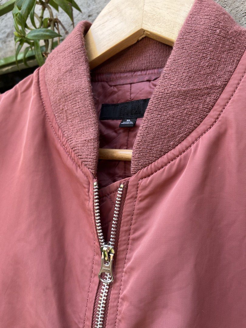 Uniqlo Cropped Bomber Jacket (Heavy Weight) (Category: Coats, Jackets and Outerwear) located in Dasmarinas. Submitted by kai2728 (Listing ID 1438399622, Image 3). Description: Uniqlo Cropped Bomber Jacket (Heavy Weight) Color: Old Rose (8.5/10) XL on tag 23” L x 21” W Sleeve: 23” With minor issue (see last pics). hidden, nit visible on outer appearance 650 + SF Shipping fee to be shouldered by the buyer Pick up, lalamove, or Jnt only Payment firs