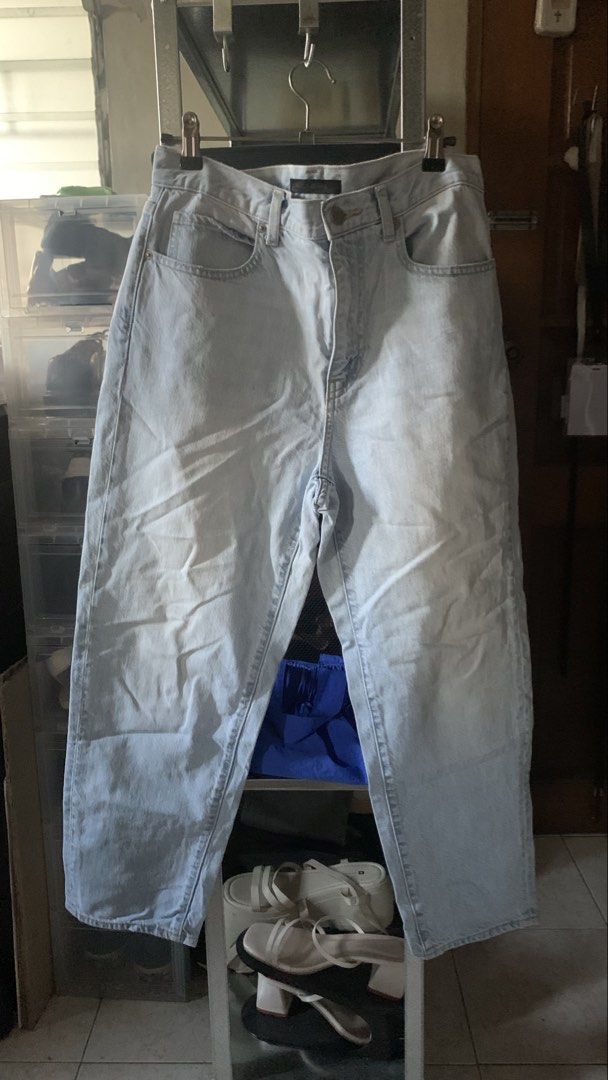 Uniqlo Jeans - Relaxed Tapered (Category: Jeans) located in Quezon City. Submitted by gofundgill (Listing ID 1438425977, Image 1). Description: - Uniqlo Relaxed Tapered Jeans - Size: 26 (66cm) - Fabric: Kaihara - Rise: Middle - Material: 100% Cotton - Wash: Light Blue - Style: Classic & Versatile.