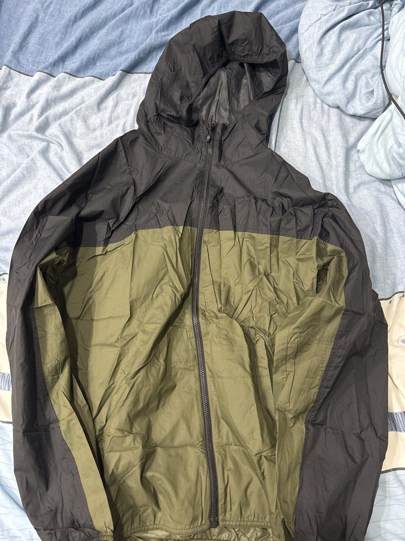 Uniqlo Pocketable Parka - Men's S (Category: Coats, Jackets and Outerwear) located in Manila. Submitted by colin92421 (Listing ID 1438475586, Image 1). Description: - Uniqlo Pocketable Parka (Men's S) - Color: Black and Olive Green - Lightweight and packable - Water-repellent - UV Protection - Full zip with hood - Easy storage in a small pouch.