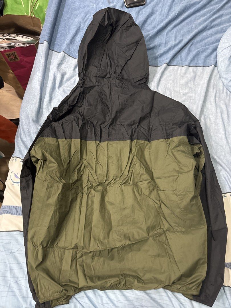 Uniqlo Pocketable Parka - Men's S (Category: Coats, Jackets and Outerwear) located in Manila. Submitted by colin92421 (Listing ID 1438475586, Image 3). Description: - Uniqlo Pocketable Parka (Men's S) - Color: Black and Olive Green - Lightweight and packable - Water-repellent - UV Protection - Full zip with hood - Easy storage in a small pouch.